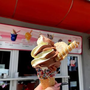 📢 Máme pre vás skvelú správu!
 Zajtra je piatok a oficiálne otvárame náš stánok na kúpalisku Margita–Ilona! 🏖️🍦
Príďte si vychutnať svoje obľúbené príchute, osviežiť sa počas horúcich dní a odštartovať leto s nami. Tešíme sa na vás! ❤️

#MargitaIlona #Otvárame #Piatok #Zmrzlina #Leto SladkéOsvieženie IceCreamTime 🍦✨